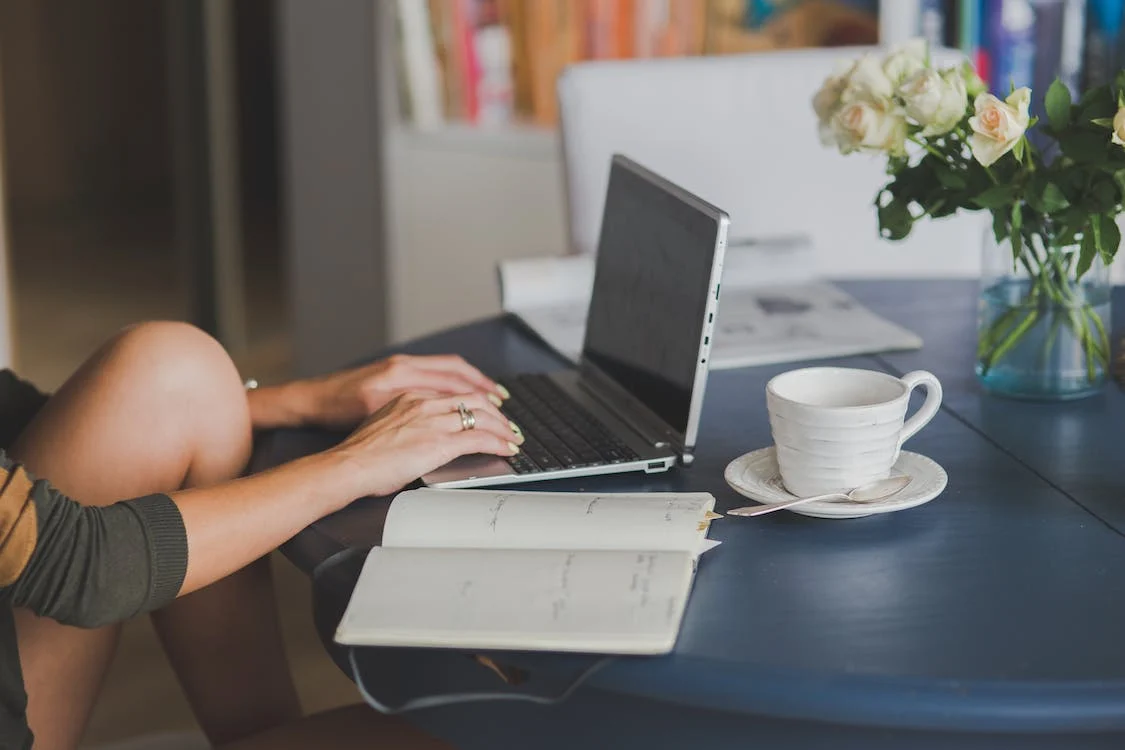 What are factors when choosing a clothing dropshipping supplier, here are the key points.