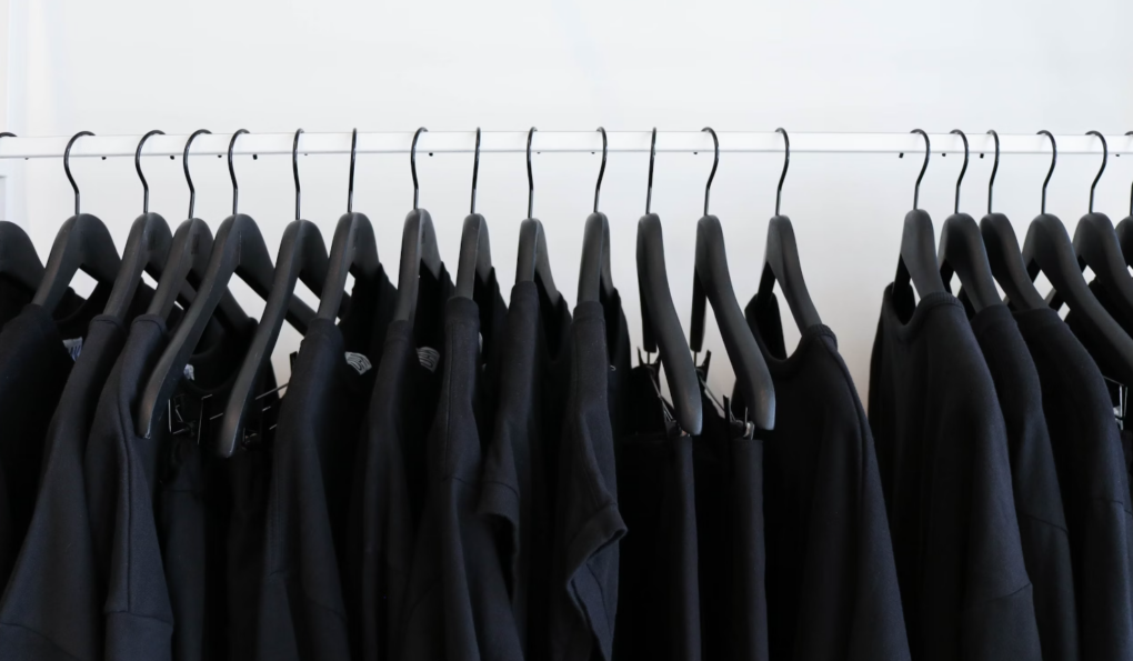 The Elegance of Simplicity: Exploring the Wholesale Black T-Shirt Trend for Men